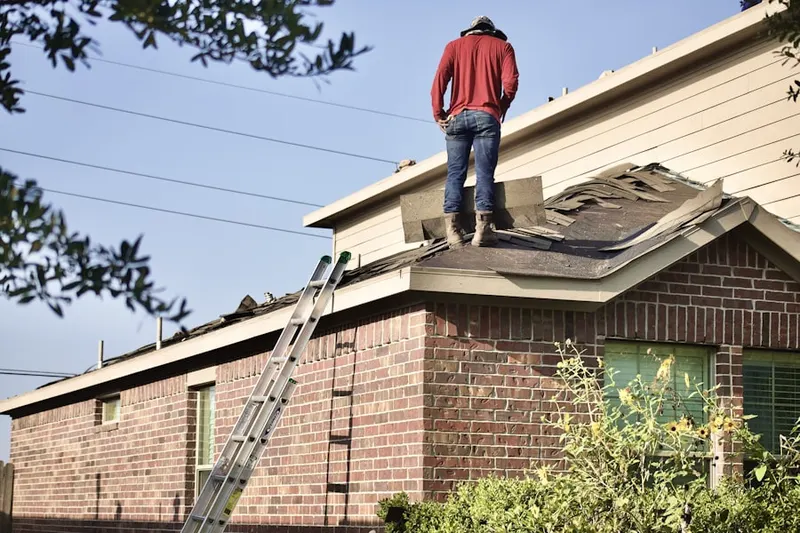 Professional roofer working on a residential roof in Corona de Tucson